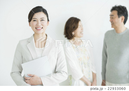 ビジネスウーマンとシニア夫婦 ビジネスウーマンとシニア夫婦 22933060