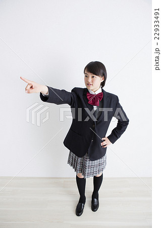 指を指す女子高生 指を指す女子高生 22933491