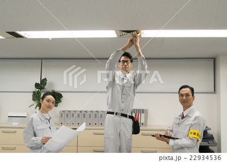 空調設備点検をする技術者 空調設備点検をする技術者 22934536