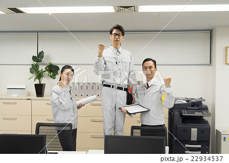 空調設備点検をする技術者 空調設備点検をする技術者 22934537