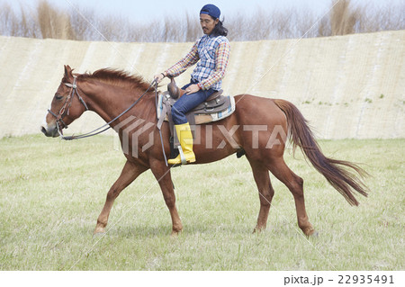 男性 乗馬 男性 乗馬 22935491