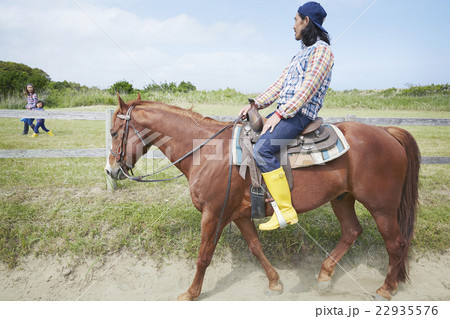 男性　乗馬 22935576