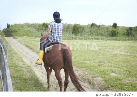 男性 乗馬 男性 乗馬 22935677