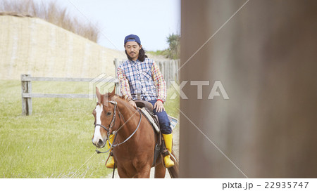 男性 乗馬 男性 乗馬 22935747