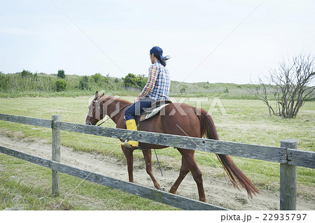 男性 乗馬 男性 乗馬 22935797