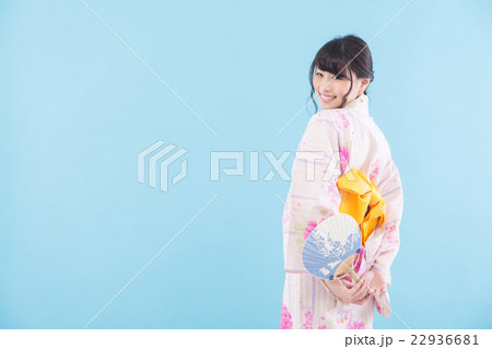 団扇を持った浴衣の女性 団扇を持った浴衣の女性 22936681