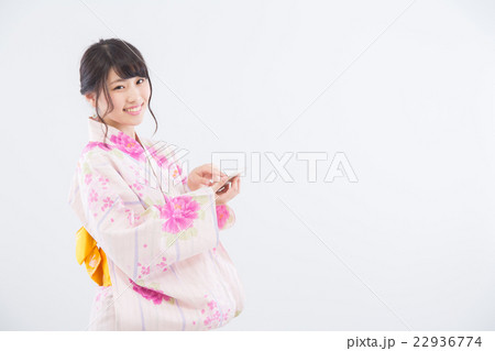 スマートフォンを使う浴衣の女性 22936774