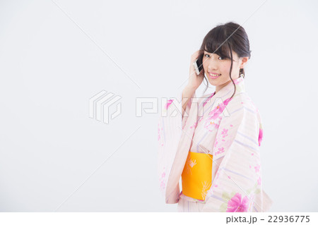 スマートフォンを使う浴衣の女性 スマートフォンを使う浴衣の女性 22936775
