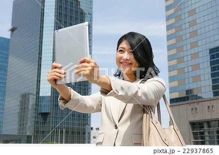 タブレットを見るビジネスウーマン 22937865