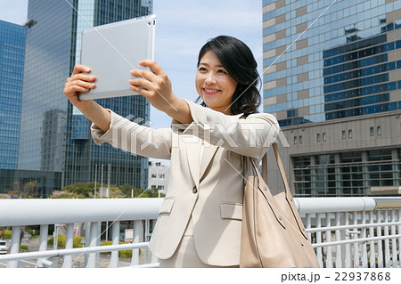 タブレットを見るビジネスウーマン 22937868