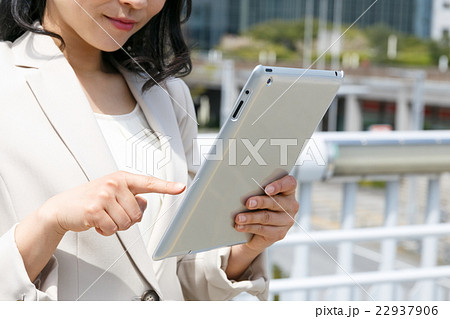 タブレットを操作するビジネスウーマン 22937906