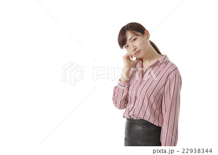 悩む若い女性 22938344