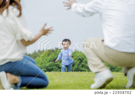 公園で両親に向かって走ってくる男の子 22938702