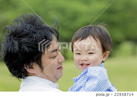 公園で父親に抱かれて笑う男の子 公園で父親に抱かれて笑う男の子 22938714