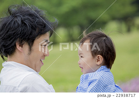 公園で父親と見つめあいながら笑う男の子 22938717