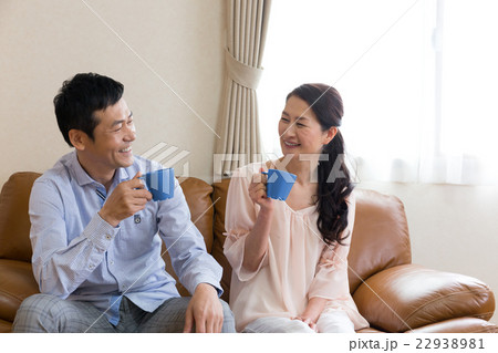 楽しそうな夫婦 22938981