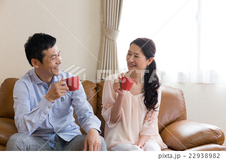 楽しそうな夫婦 楽しそうな夫婦 22938982
