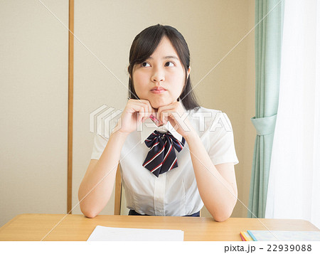 頬杖をついて考える女子高校生 頬杖をついて考える女子高校生 22939088