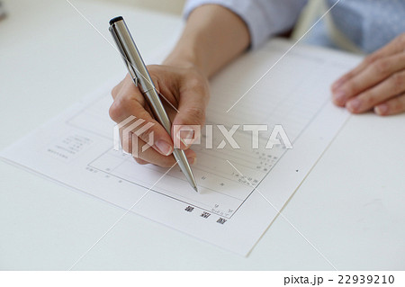 就職先の履歴書を書く主婦 22939210