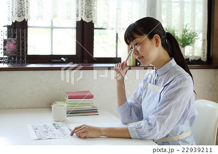 就職先の履歴書を書く主婦 就職先の履歴書を書く主婦 22939211