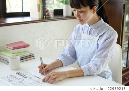 就職先の履歴書を書く主婦 22939213