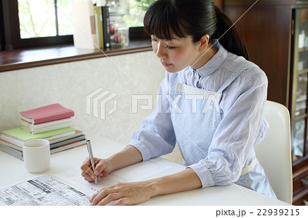 就職先の履歴書を書く主婦 22939215