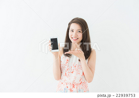 スマホを操作する女性(白背景) スマホを操作する女性(白背景) 22939753