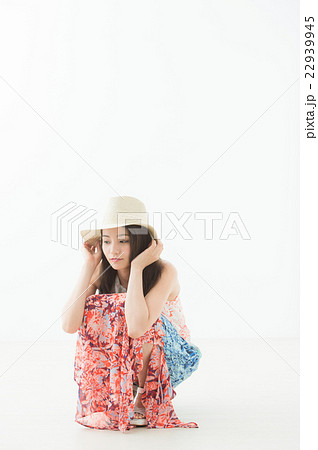 ワンピースの女性 夏 の写真素材