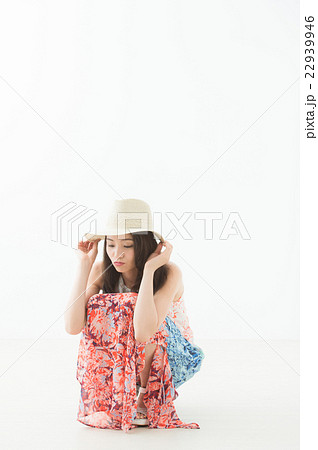 ワンピースの女性（夏） 22939946
