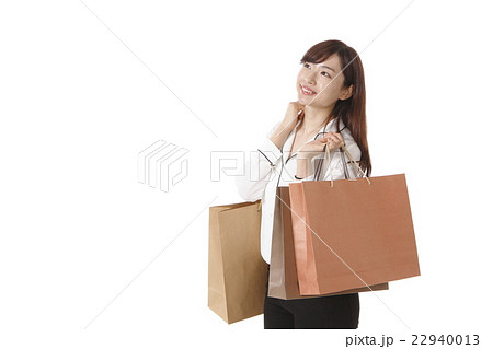買い物を楽しむ若い女性 買い物を楽しむ若い女性 22940013