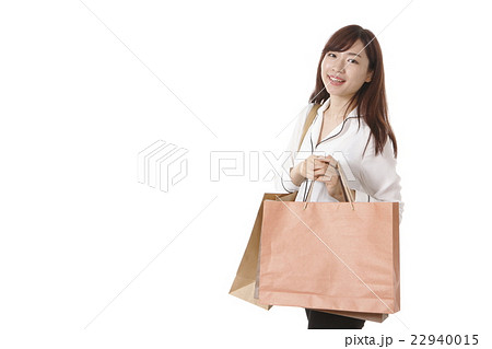 買い物を楽しむ若い女性 買い物を楽しむ若い女性 22940015