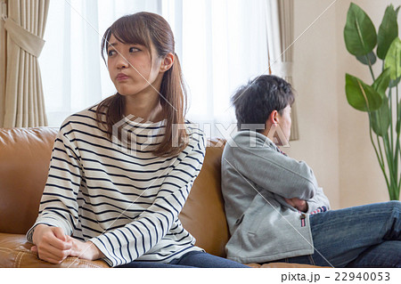 喧嘩する若い男女 22940053
