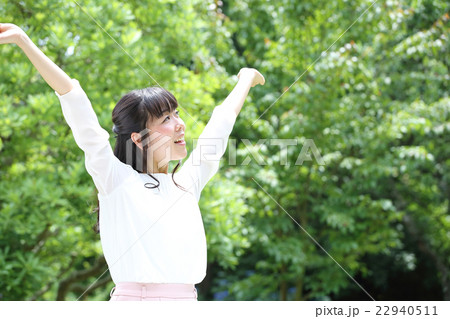 新緑の中のミドル女性 22940511