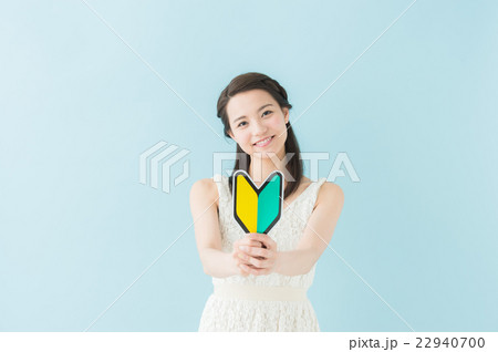 初心者マークを持つ女性(青背景) 初心者マークを持つ女性(青背景) 22940700