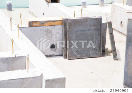 乾きたてのコンクリート　基礎工事　住宅建設　鉄筋　鉄筋コンクリート　工事　建設業　マイホーム　 22940902