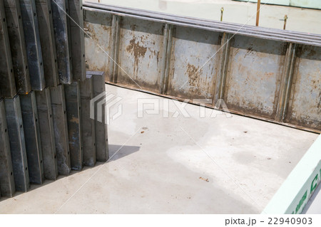 乾きたてのコンクリート　基礎工事　住宅建設　鉄筋　鉄筋コンクリート　工事　建設業　マイホーム　 22940903