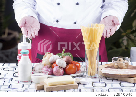 Chef present ingredient of spaghetti carbonara 22940940