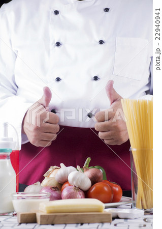 Chef present ingredient of spaghetti carbonara 22940941