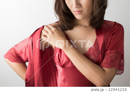 itching shoulder itching shoulder 22941210