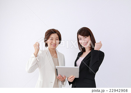 タブレットを見る女性達 22942908
