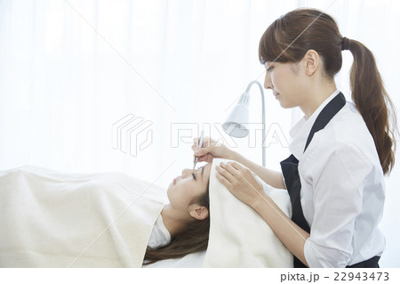 まつげエクステ施術シーン 22943473