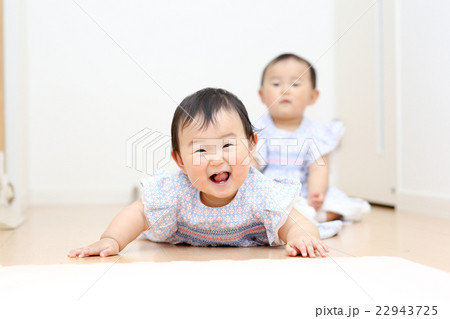 かわいい双子の赤ちゃん 日本人 アジア人 22943725