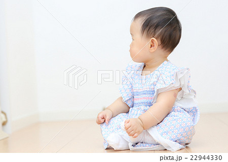 赤ちゃん 横顔の写真素材