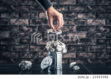 ごみ箱 廃棄物 レンガの背景 22945088