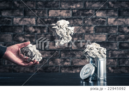 ごみ箱 廃棄物 レンガの背景 22945092