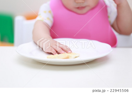 離乳食 エプロン (赤ちゃん 保育園 子供 娘 0歳 カジュアル ライフスタイル 子育て 手づかみ) 22945506