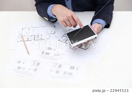 ビジカジ (建築士 設計士 注文住宅 男性 ビジネス カジュアル 仕事 30代 会社員 一軒家 家) 22945523