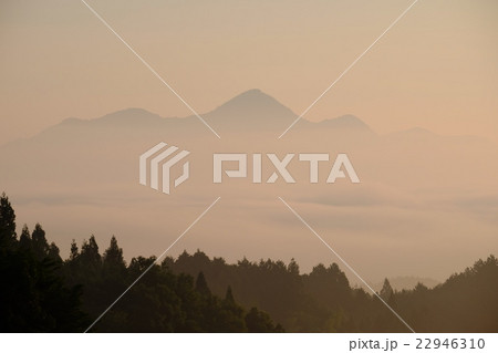 朝日に霞む額井岳(奈良県宇陀市) 朝日に霞む額井岳(奈良県宇陀市) 22946310