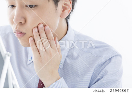 鏡を見る男性 鏡を見る男性 22946367