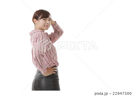 振り向く若い女性 22947300